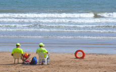 Dief op heterdaad betrapt op strand in Marokko