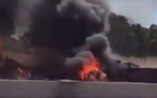 Indrukwekkende beelden brandend vrachtwagen op snelweg Marokko