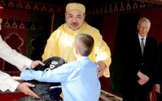 Koning Mohammed VI deelt boekentassen uit in Tetouan