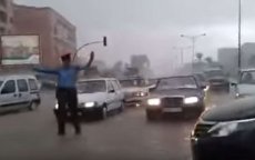 Topper: agent regelt verkeer ondanks stormweer in Marokko
