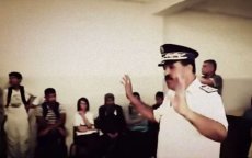 Marokkaanse politieman legt verkeersveiligheid met veel humor uit