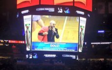 Douzi zingt 'Laayoune Aniya' tijdens NBA wedstrijd in Amerika (video)