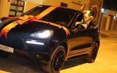 Dounia Batma krijgt Porsche van man (video)