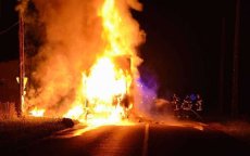 Zeven vrachtwagens vernield door grote brand in Marokko (video)