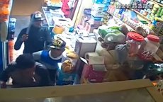 Winkelier in Marokko jaagt gewapende dieven weg met stok (video)