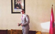 Cristiano Ronaldo poseert trots naast foto Mohammed VI