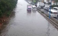 Snelweg Casablanca onder water door regen (video)