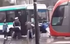 Passagiers verplaatsen bus met pech om tram door te laten in Casablanca (video)