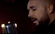 Douzi brengt hulde aan Cheb Akil (video)
