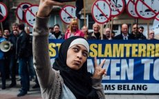 Selfie moslima tijdens islamofobe betoging in Antwerpen gaat viraal (foto's) 