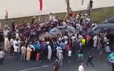 Auto Koning Mohammed VI door menigte omsingeld (video)