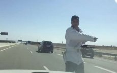 Ongelooflijk: agent en bestuurder in Marokko ruziën midden op snelweg (video)