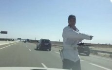 Ongelooflijk: agent en bestuurder in Marokko ruziën midden op snelweg (video)