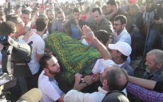 Honderden op begrafenis Mouhcine Fikri in Al Hoceima (foto's)
