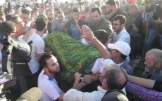 Honderden op begrafenis Mouhcine Fikri in Al Hoceima (foto's)
