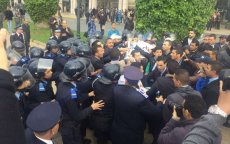 Politieagenten versperren demonstratie politieagenten in Rabat (video)