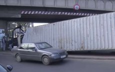 Vrachtwagen knalt tegen lage brug in Salé (video)
