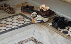 Schoenendief bij moskee in Nador betrapt (video)