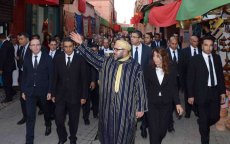 Koning Mohammed VI krijgt mooi geschenk van vrouw op straat (video)