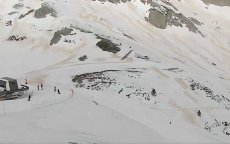 Zandstof uit Sahara op besneeuwde bergen Pyreneeën 