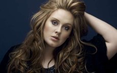 Adele epateert met kus op hand moslima (video)