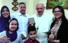 Paus Franciscus bezoekt Marokkaans gezin in Italië (video)