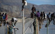 Honderdtal migranten bestormen grens Melilla (video)