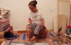 Marokkaanse kunstenares zonder armen schildert met voeten (video)