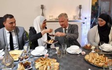 Belgische Koning breekt vasten met Marokkaans gezin (foto's)
