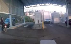 Auto rijdt met hoge snelheid door grenspost Melilla (video)