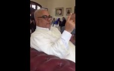 Zingende ex-premier Benkirane hit op internet (video)