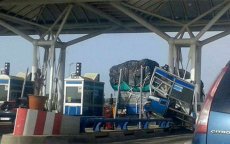 Vrachtwagen “vergeet” bij tolpoort te stoppen op snelweg Tanger (foto's)