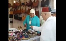 Verkozene deelt geld uit aan ambachtslieden in Marokko (video)