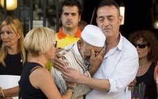 Ontroerend: man die zoontje verloor bij aanslag Barcelona en imam vallen huilend in elkaars armen (video)