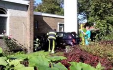 Automobilist ramt moskee in Heerenveen (video)