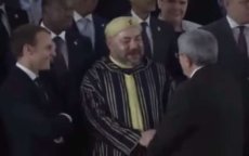 Koning Mohammed VI en Algerijnse Premier Ahmed Ouyahia schudden elkaar hand (video)