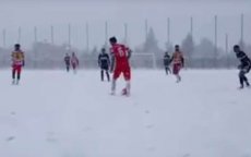 Voetbalwedstrijd in de sneeuw... in Marokko! (video)