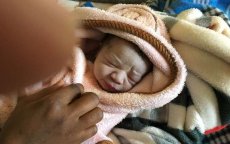 Libië: baby enkele uren voor repatriëring naar Marokko geboren (foto's)