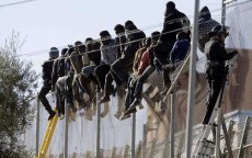 Marokko houdt 300 migranten tegen die Sebta binnen wilden (video)