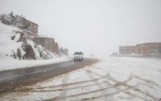Automobilisten urenlang vast door sneeuw in Tizi n'Tichka (video)