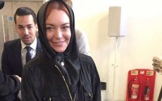 Lindsay Lohan met hoofddoek op Modes Fashion Week in Londen (foto's)