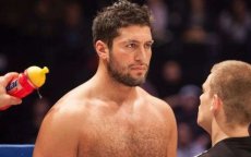 Kickbokser Jamal Ben Saddik verliest en mept per ongeluk scheidsrechter (video)