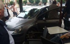 Auto rijdt terras café op in Fez