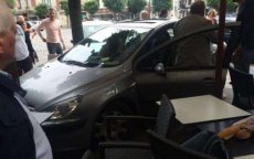 Auto rijdt terras café op in Fez