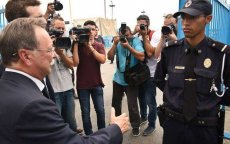 Marokkaanse politieman weigert hand aan president Sebta (video)