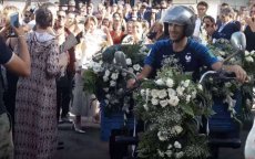 Pasgetrouwd koppel verlaat kerk in Tanger met motorbakfiets (video)
