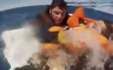Marokkanen in levensgevaar op zee gered door Spaans leger (video)