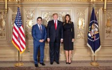 Marokkaanse minister Nasser Bourita op de foto met Trump en Melania