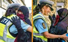 Politievrouw in Denemarken riskeert schorsing voor omhelzen vrouw met boerka
