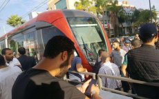 Woedende passagiers blokkeren doorgang tram in Casablanca (foto's)